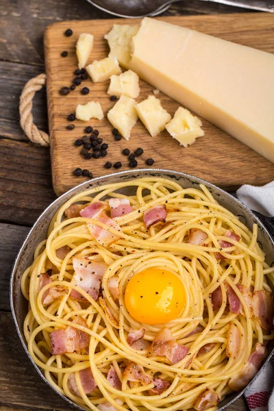 Pasta med bacon, ägg och ost Stockfoto