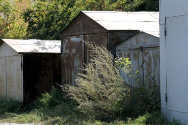    Kasabanın dışında terkedilmiş garajda