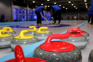 Novosibirsk yarışmalarda curling