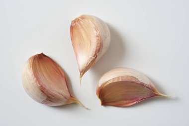 Beyaz arkaplanda 3 sarımsaklı karanfil