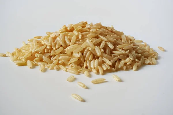 Hromada Hnědé Rýže Bílém Pozadí — Stock fotografie