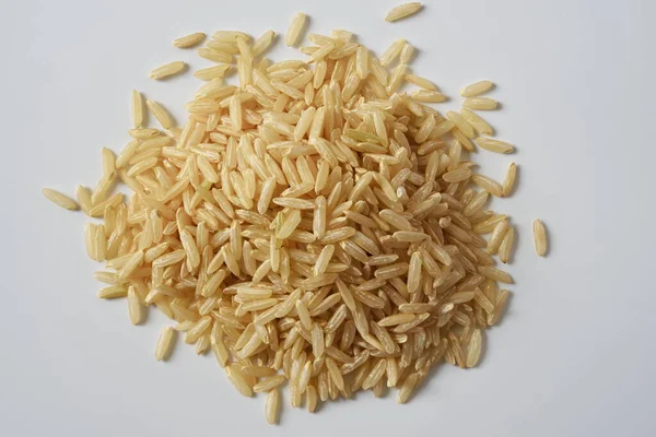 Hromada Hnědé Rýže Bílém Pozadí — Stock fotografie