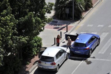 Trafik ışıklarında araba kazası
