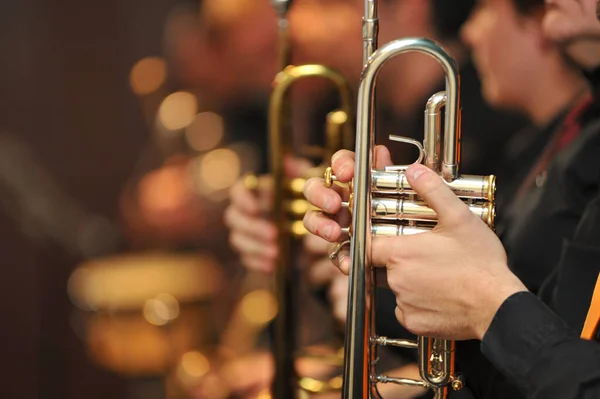 Trubka Drží Trumpetista Čeká Řadě Dalšími Trumpety Rozostřené — Stock fotografie