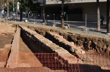 VALENCIA, İspanya - 20 Ocak 2010: Eski Valencia hastanesinin bahçelerinde arkeolojik kazılar