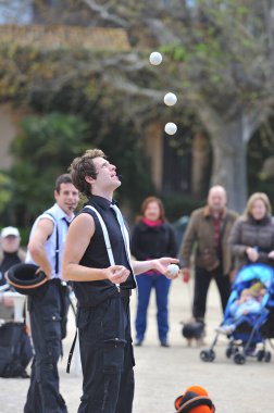 VALENCIA, SPAIN - 27 Mart 2011: Hokkabazlar ve sokak sihirbazları Çocuk Bahçesi 'nin merdivenlerinde gösteri yapıyorlar