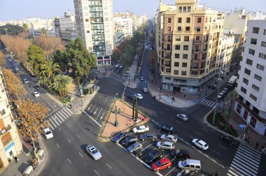 VALENCIA, İspanya - 9 Şubat 2011: Valencia şehri, Avenida Reino de Valencia ile Gran Via 'nın kesiştiği noktada yükselişte
