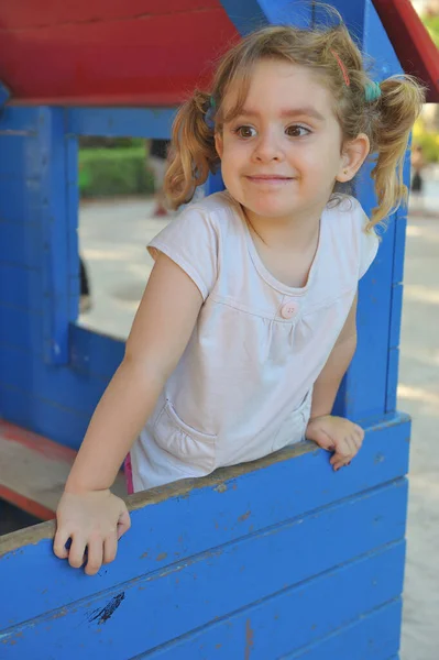 Niña Con Coletas Asomándose Desde Una Casita Madera — Foto de Stock