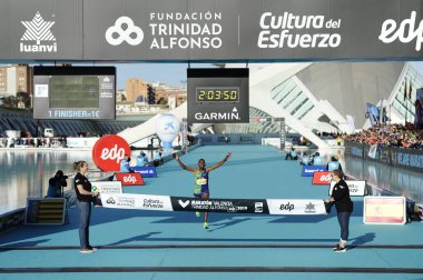 VALENCIA, İspanya - 1 ARALIK 2019 Kadınlar Podyumu Valencia Maratonu