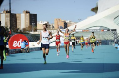 VALENCIA, İspanya - 1 ARALIK 2019 Kadınlar Podyumu Valencia Maratonu