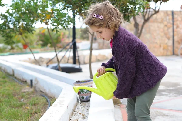 Niña Con Pelo Corto Jugando Con Regadera Verde — Foto de Stock