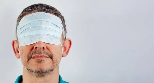 Geïsoleerde Geblinddoekte Man Met Chirurgisch Masker Ogen Blote Mond Neus Stockafbeelding