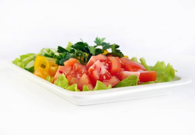 Salata, sebze, domates, yeşil tabak, yemek, beyaz, izole edilmiş.