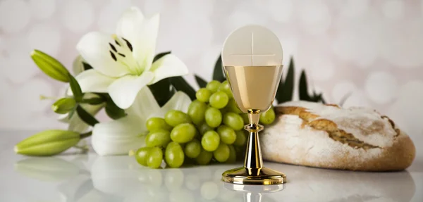Symbol Eucharystii chleb i wino, kielich z Hostią — Zdjęcie stockowe