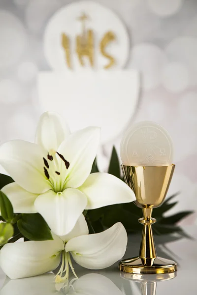 Святое причастие и золотая чаша с цветами — стоковое фото