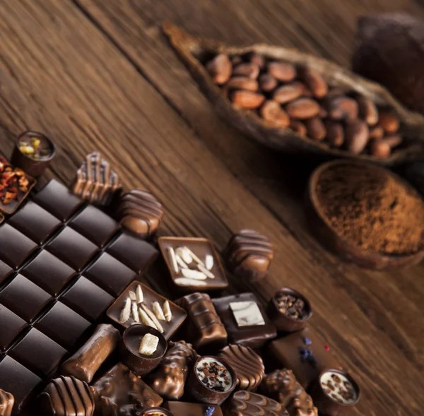 Chocolate bars and pralines — Stock Photo, Image