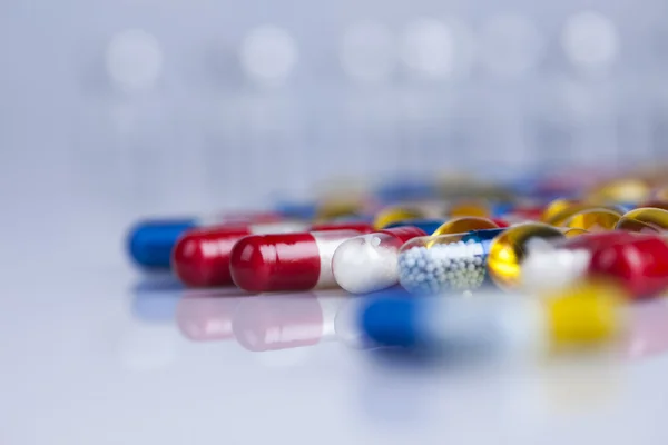 Composição com variedade de pílulas de drogas — Fotografia de Stock