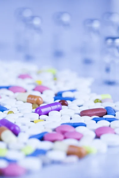 Close-up de comprimidos, comprimidos e cápsulas — Fotografia de Stock