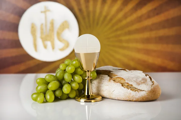 Евхаристия символизирует хлеб и вино, чашу и хозяина — стоковое фото