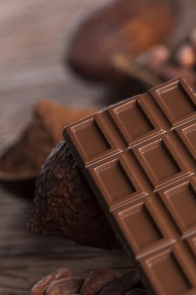 Dunkle hausgemachte Schokolade und Kakaoschote — Stockfoto
