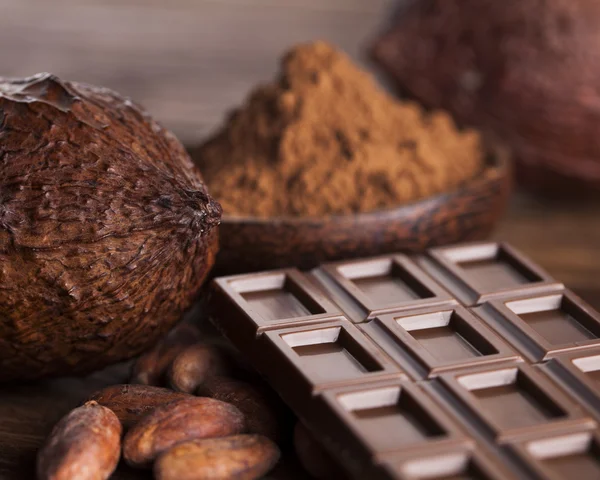 Chocoladerepen, cacao bonen en poeder — Stockfoto