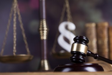 Yargıçlar tahta tokmak veya paragraf üzerinde ölçekler oturum açmak
