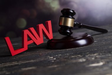 Tahta tokmak ile hukuk ve adalet kavramı