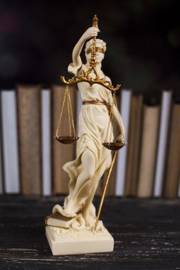 Bayan adalet ve hukuk kavramı heykeli 