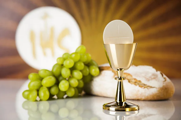 Eucaristia símbolo de pão e vinho, cálice e anfitrião — Fotografia de Stock