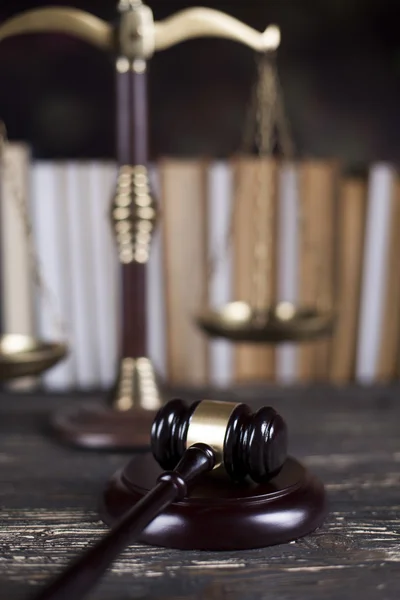 Concept de droit et de justice avec marteau en bois — Photo