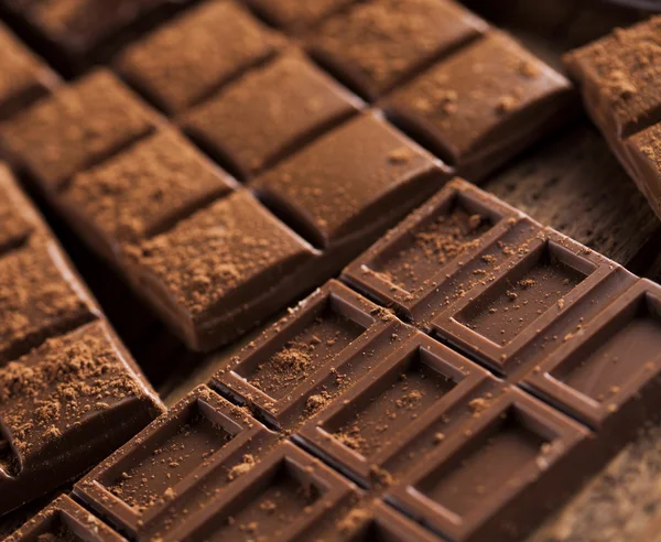 Barras de chocolate com pó — Fotografia de Stock