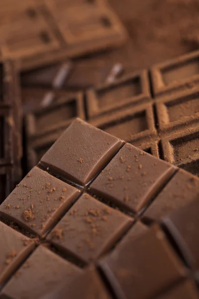 Barras de chocolate com pó — Fotografia de Stock