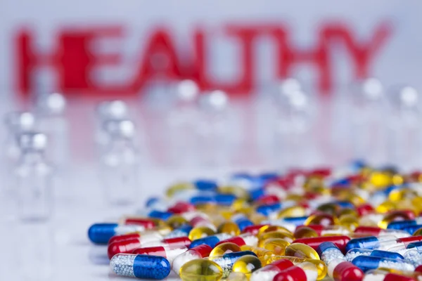 Antecedentes saludables con pastillas, tabletas y cápsulas — Foto de Stock