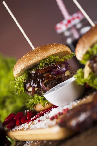 Closeup de hambúrgueres caseiros com legumes frescos — Fotografia de Stock
