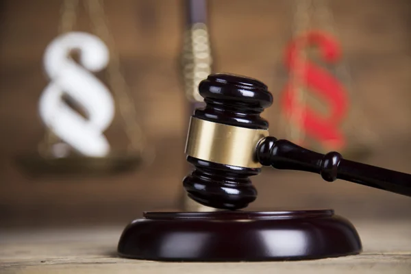 Judges wooden gavel and paragraph sign on scales — Stock Photo, Image
