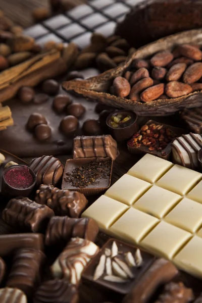 Chocolate bars with cacao beans — Stock Photo, Image