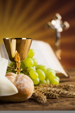 Cemaat arka plan kutsallığı Eucharist işaretiyle 