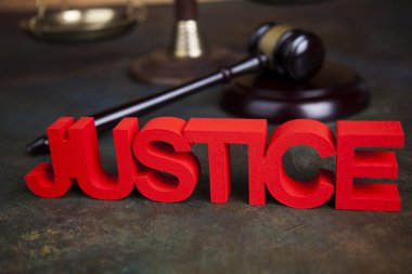 Adalet kavramı mahkeme tokmak ile