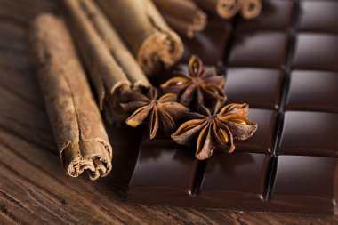 Tarçın ve anason koyu çikolata ile