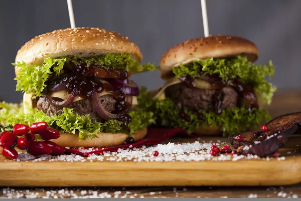 Primer plano de hamburguesas caseras con verduras frescas —  Fotos de Stock