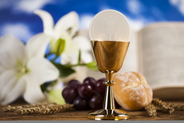 Символ христианской религии и золотая чаша — стоковое фото