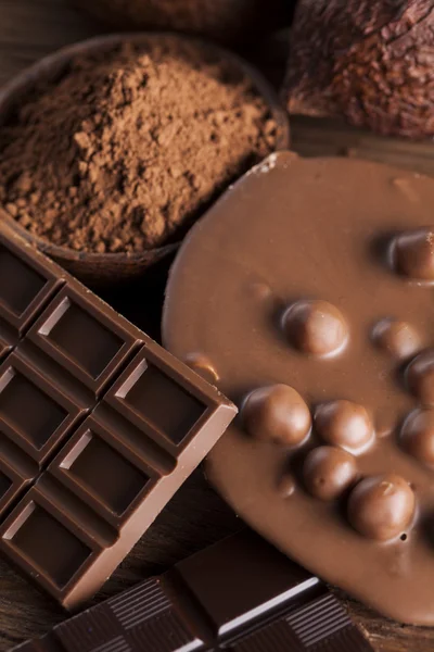 Schokoriegel, Kakaobohnen und Pulver — Stockfoto