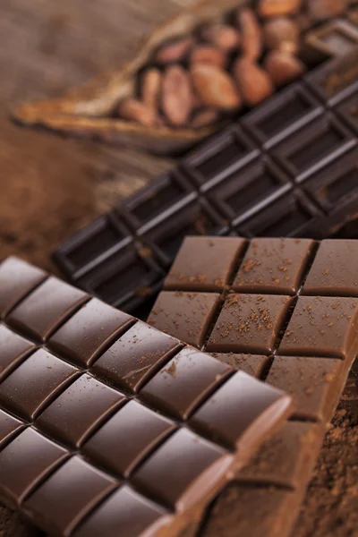 Schokoriegel mit Kakaobohnen und Pulver — Stockfoto