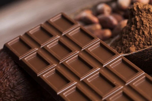 Barras de chocolate, granos de cacao y polvo —  Fotos de Stock