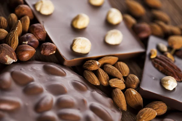 Chocolate bars with cacao beans and powder — Stock Photo, Image