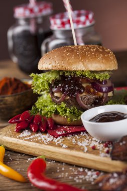 Taze sebzeli ev yapımı hamburger.