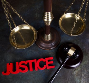 Adalet kavramı mahkeme tokmak ile
