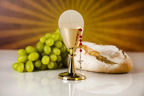 Евхаристия символизирует хлеб и вино, чашу и хозяина — стоковое фото