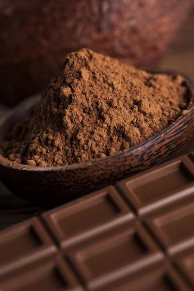 Chocoladerepen, cacao bonen en poeder — Stockfoto