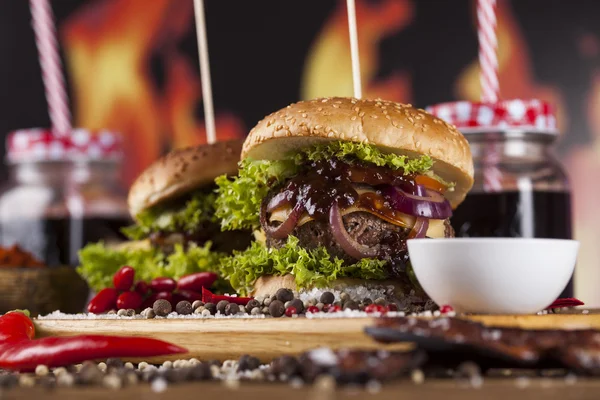 Primer plano de hamburguesas caseras con verduras frescas —  Fotos de Stock